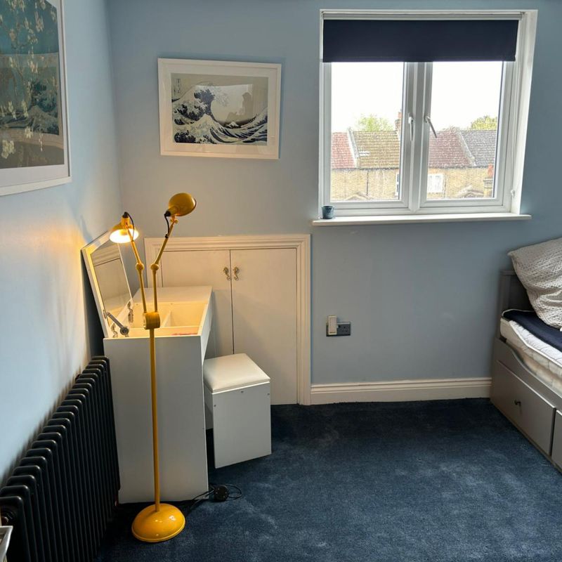 Bright double bedroom in East Ham