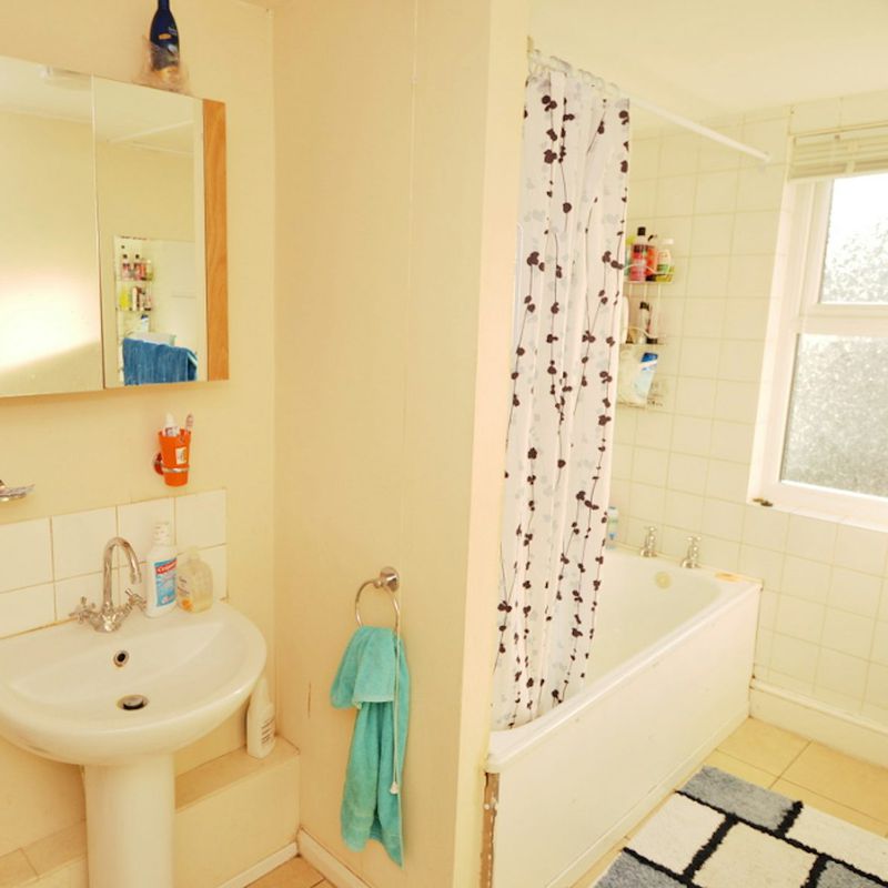 4 Bedroom Property For Rent in Beeston - £1,907 PCM