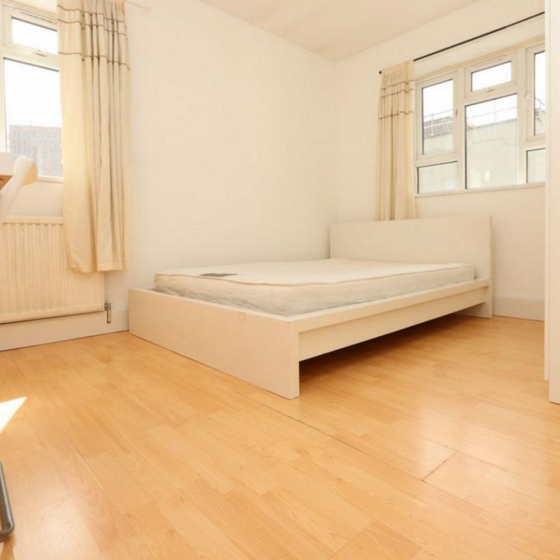 Bright double bedroom next to Bromley by Bow Park