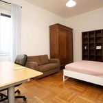 Rent a room of 85 m² in Milano
