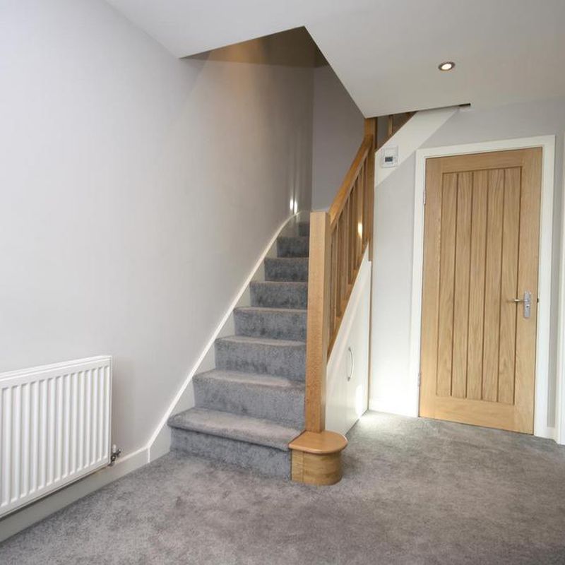 Reigate RH2 3 bed detached house to rent - £2,300 pcm (£531 pw) Woodhatch