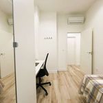 Rent a room of 105 m² in Sevilla