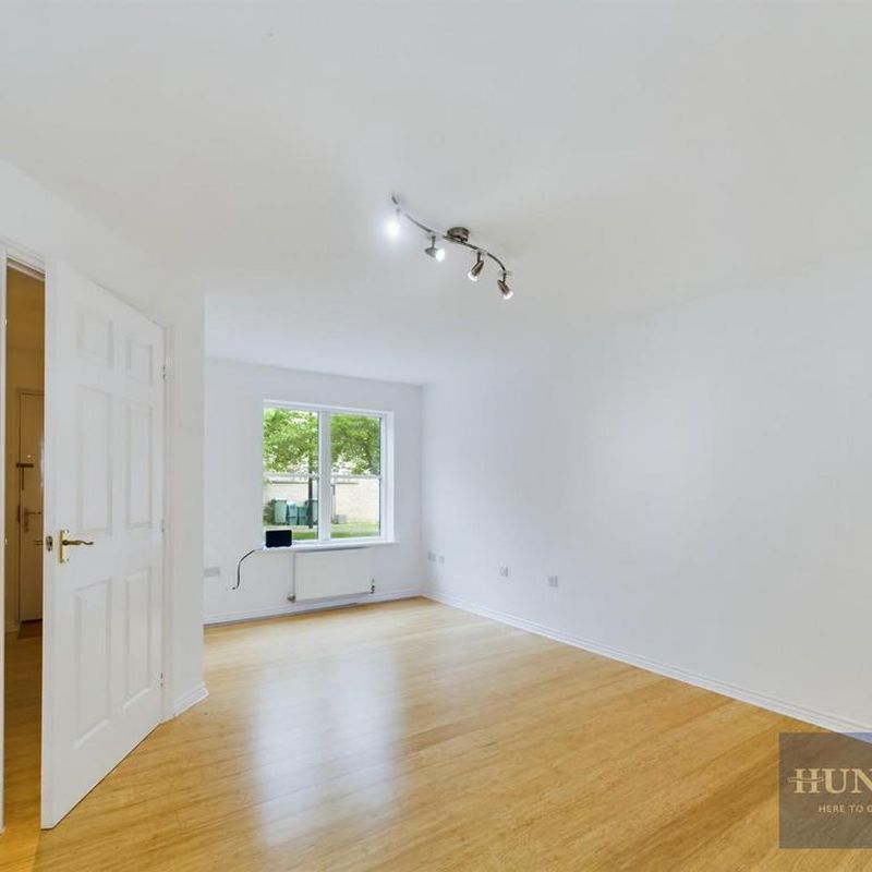 3 bedroom end of terrace house to rent Benhall