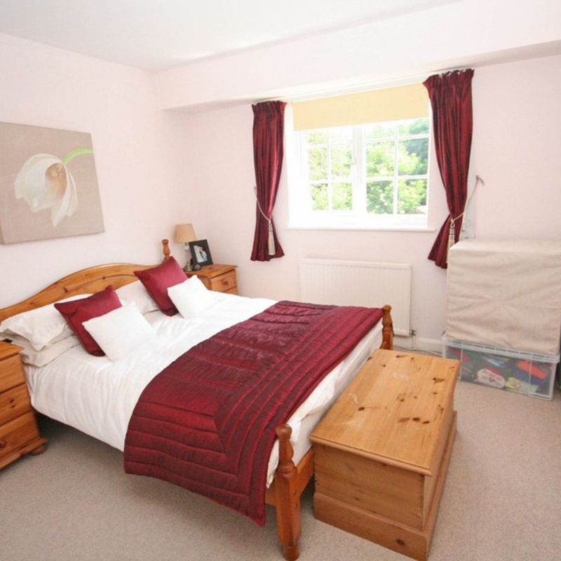 3 Bedrooms Detached House - To Let Seer Green