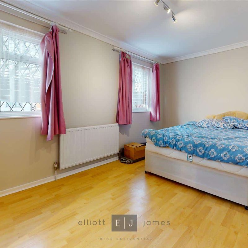 3 bed terraced house to rent in Copperfield, Chigwell