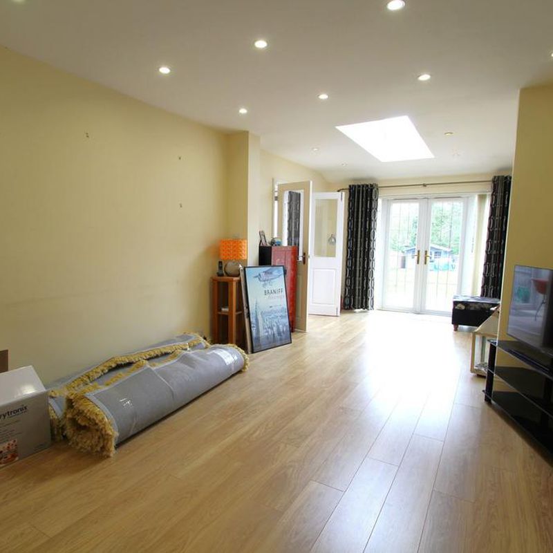 5 bedroom semi-detached house to rent Loughton