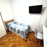 Rent a room of 180 m² in Zaragoza