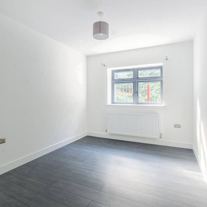 1 Bedroom Flat to Rent in Sweeps Lane | Foxtons Kevingtown
