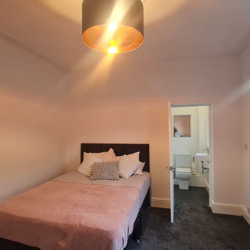 TO LET- Double bedroom with ensuite in shared professional house. Derby