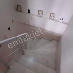 İzmir konumunda 4 yatak odalı 160 m² ev