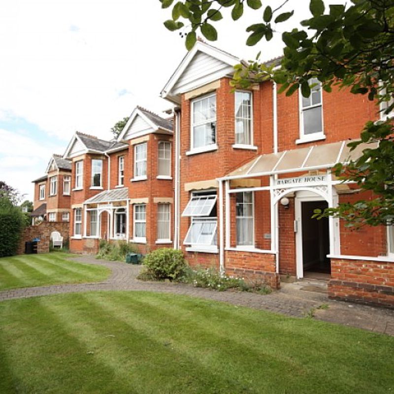 To Let £1,100pcm (Fees Apply) Chobham Road, Woking