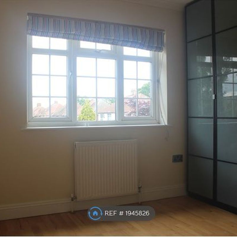 Detached house to rent in Auckland Road, Potters Bar EN6