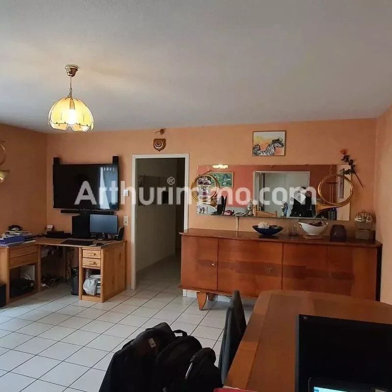 Louer appartement de 4 pièces 93 m² 770 € à Lons-le-Saunier (39000) : une annonce Arthurimmo.com