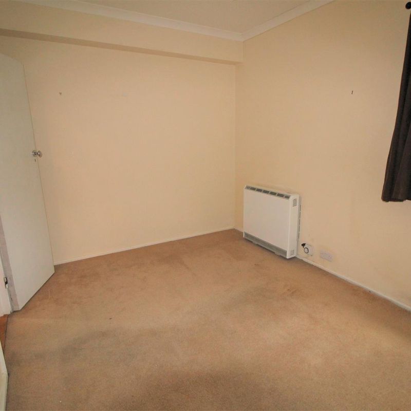 1 bedroom property to let in Russ Hill - £895 pcm