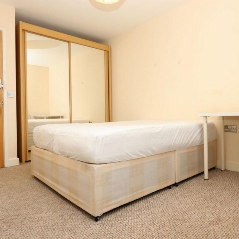 Cosy double ensuite bedroom close to East India DLR station Blackwall
