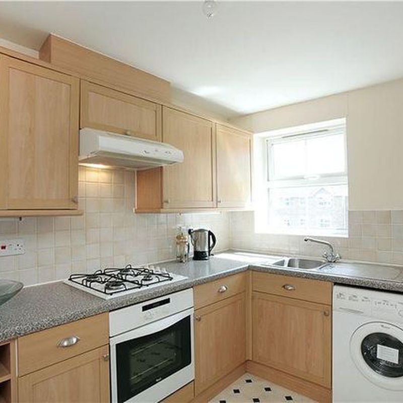 Flat to rent in Trevelyan Place, Haywards Heath, West Sussex, 3 RH16