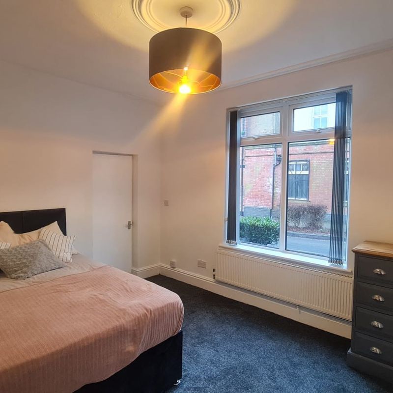 TO LET- Double bedroom with ensuite in shared professional house.