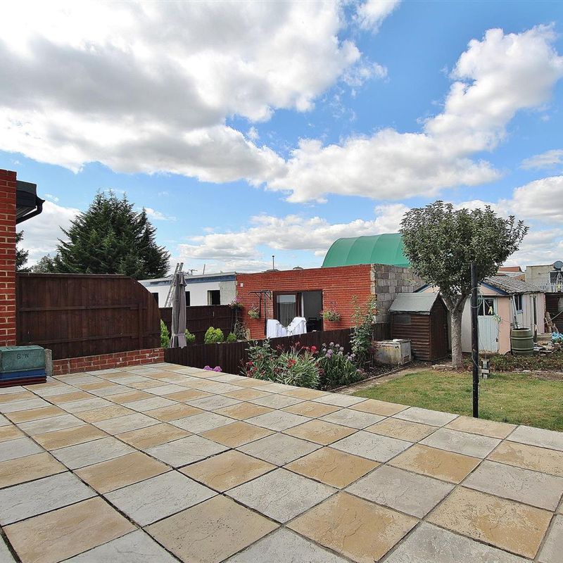 3 bedroom property to let in Elmer Gardens, Isleworth, TW7 - £2,300 pcm Hounslow