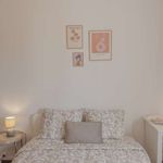Rent a room of 80 m² in Porto