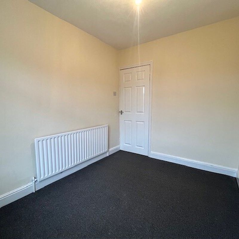 3 bedroom property to let in Dundonald Road, Chesterfield, S40 - £725 pcm St Augustines
