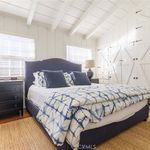 Rent 3 bedroom apartment of 123 m² in Newport Beach