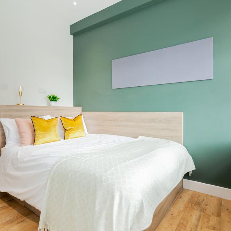 Room in a 7 Bedroom Apartment, 42 Bankfield Road, Huddersfield HD1 3HR (Flat 3) Folly Hall