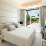 Rent 6 bedroom house of 921 m² in Nueva Andalucía