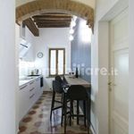 Affitto 1 camera casa di 63 m² in Sienna