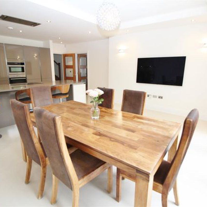 Detached house to rent in Wootton Close, Radlett WD7