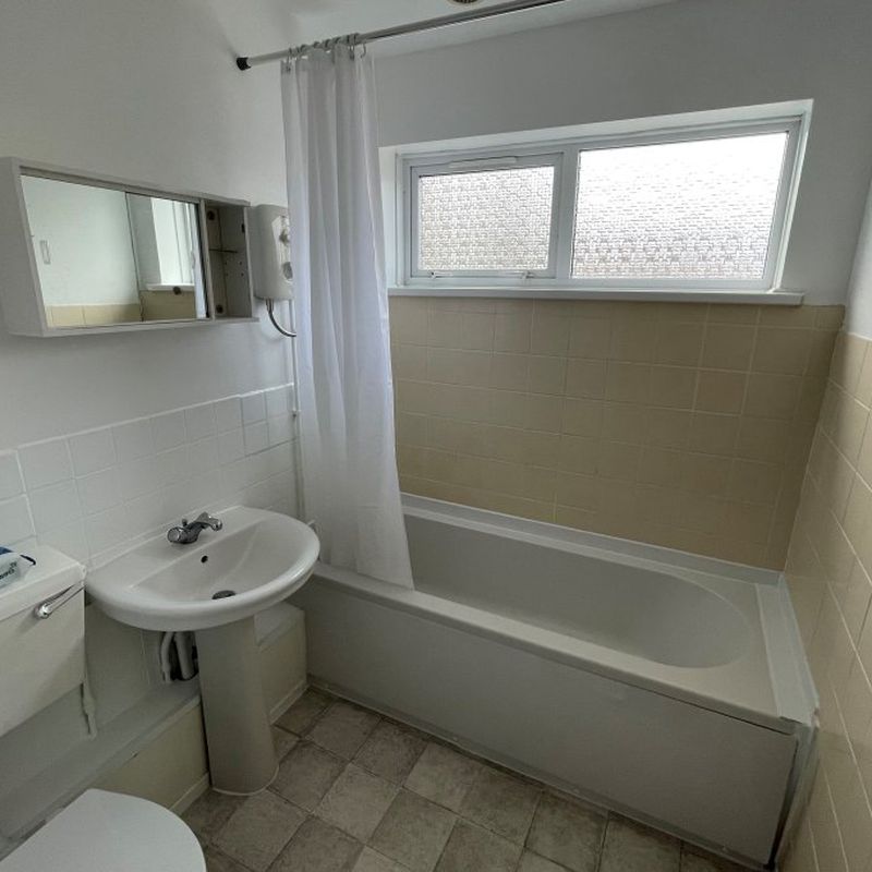 3 bedroom property to let in Apperley Way, Halesowen, West Midlands - £1,000 pcm Brierley Hill