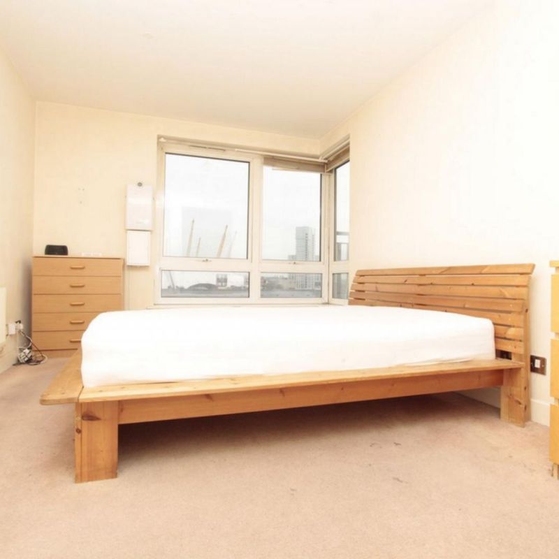 Quiet double bedroom close to London Campus of the UWS