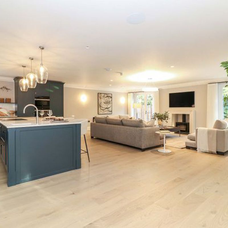 Detached house to rent in Knottocks Drive, Beaconsfield, Buckinghamshire HP9 Knotty Green