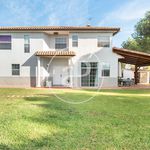 Rent 4 bedroom house of 360 m² in Serra
