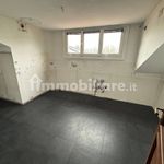 Affitto 5 camera casa di 295 m² in Brescia