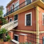 Affitto 5 camera appartamento di 120 m² in Naples