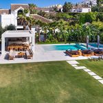 Rent 6 bedroom house of 567 m² in Marbella