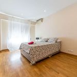 Rent a room of 180 m² in València