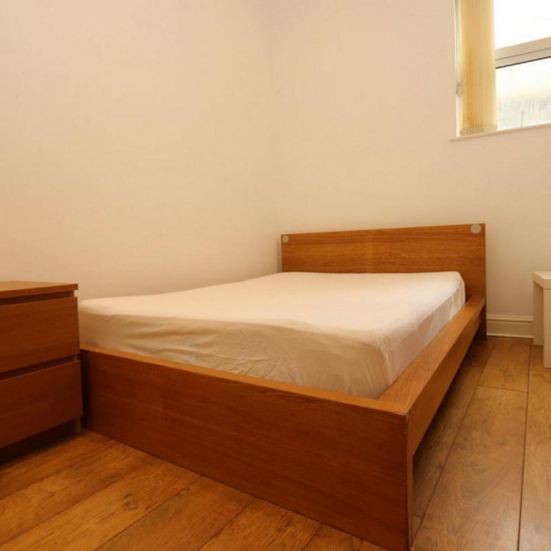 Clean bedroom in a shared flat on the Isle of Dogs