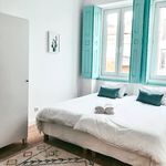 Rent a room of 250 m² in Porto