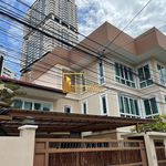 Rent 1 bedroom house of 550 m² in Khlong Tan