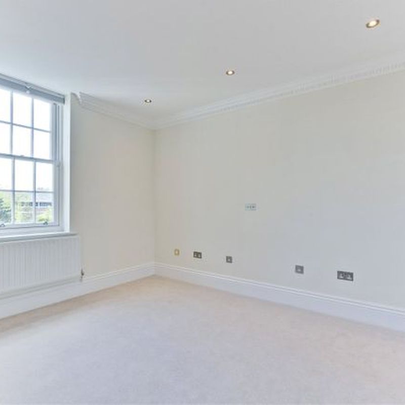Flat to rent in High Street, Esher, Surrey KT10