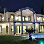 Rent 5 bedroom house of 750 m² in Estepona