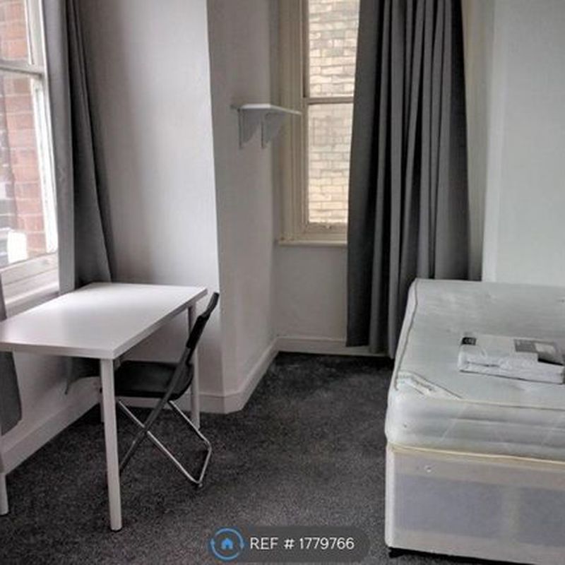 Flat to rent in Burns Street, Nottingham NG7 Forest Fields