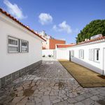 Rent a room of 250 m² in Parede