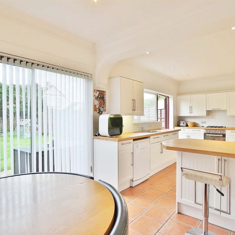 4 bedroom property to let in Pembridge Avenue, Twickenham, TW2 - £2,900 pcm Hounslow Heath