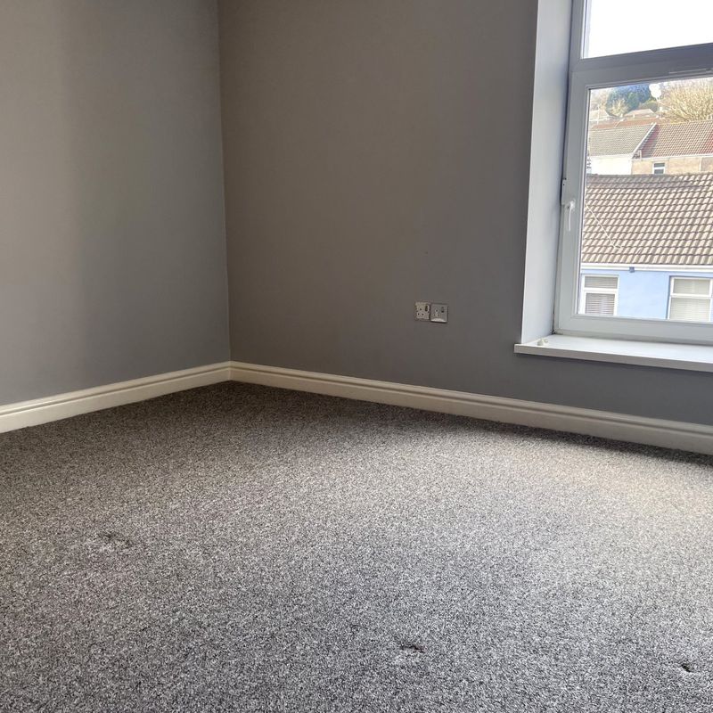 1 bedroom property to let in Neath Road, Plasmarl, SWANSEA - £650 pcm