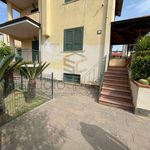 Affitto 5 camera casa di 328 m² in Giugliano in Campania