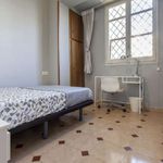 Rent a room of 175 m² in València