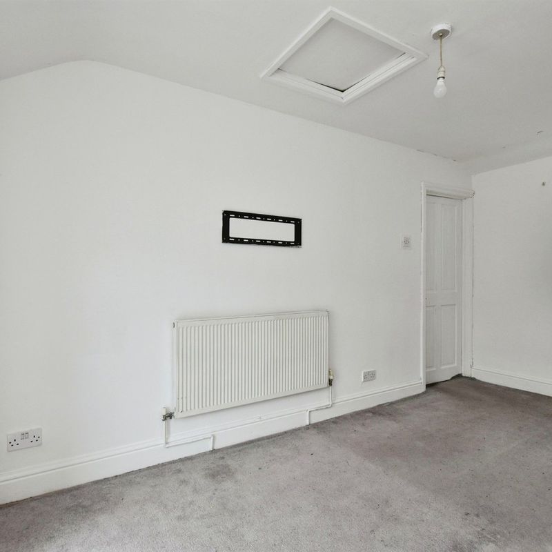 2 bedroom property to let in Cardiff Road, Troedyrhiw, MERTHYR TYDFIL - £575 pcm