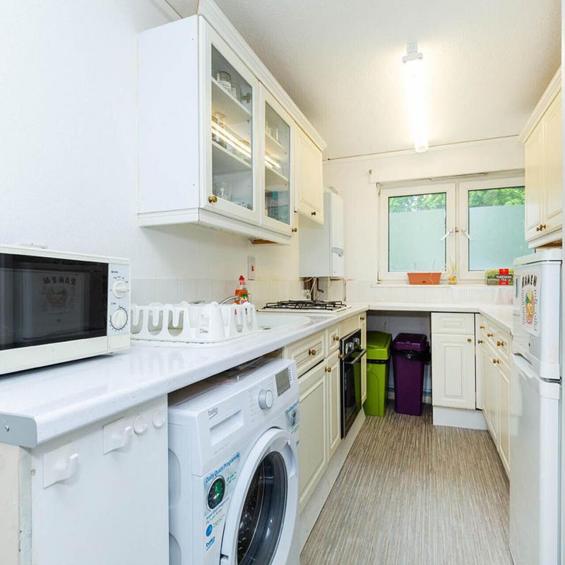 A split level 2/3 bedroom property with a large kitchen diner Canonbury